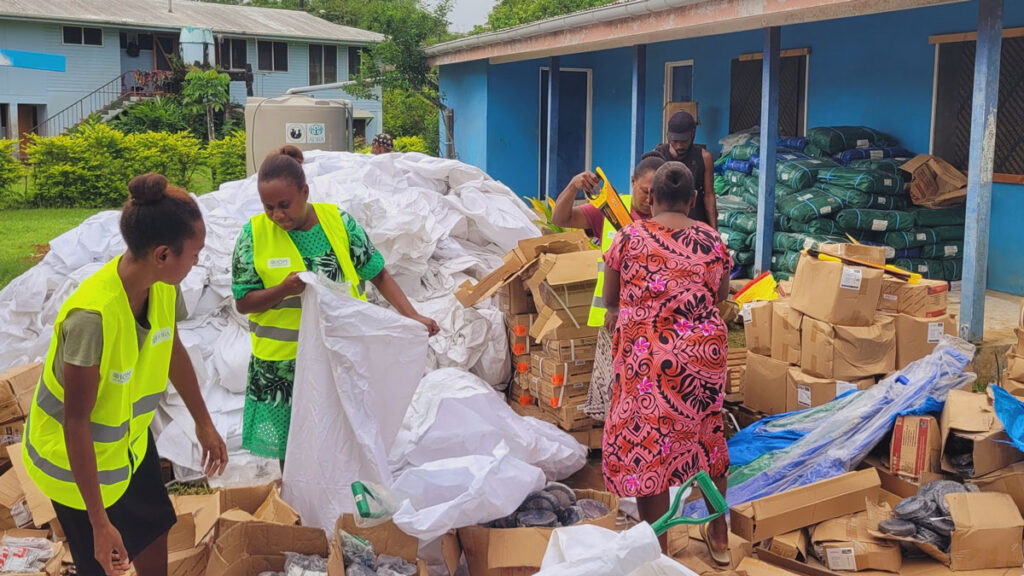 Displaced communities in Vanuatu receive kitchen kits and shelter tools