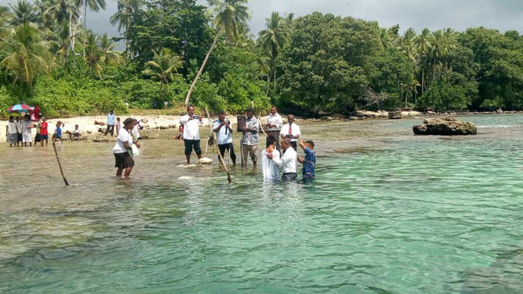 Ten baptised at Emirau District reconciliation week