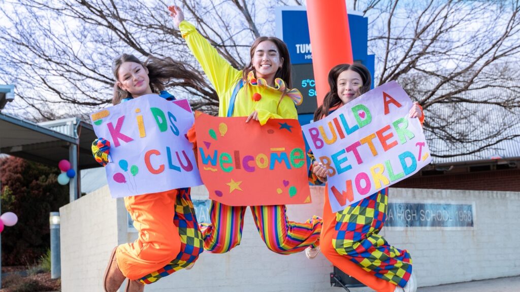 Volunteers run kids club and tidy yards in country NSW
