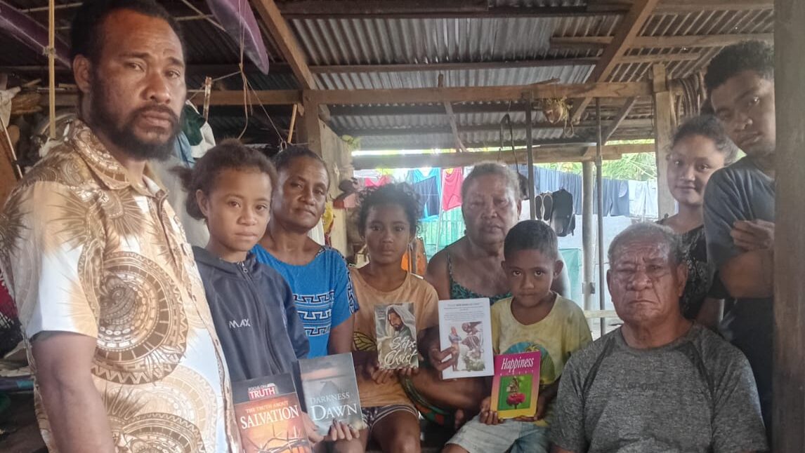 L'approche de la littérature atteint la communauté côtière de la PNG